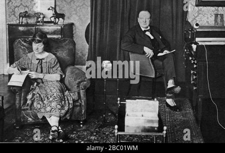 Churchill in seinem Londoner Haus am Sussex Square diktierte der Sekretärin, Miss Fisher, als Kandidatin für die Abtei-Division.1924 Wahl Stockfoto