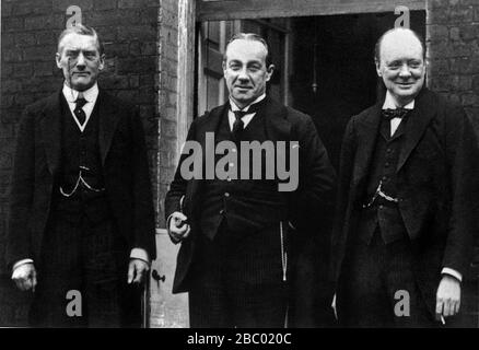 Winston Churchill wurde kürzlich zum Schatzkanzler mit Austen Chamberlain, Außenminister und Premierminister Stanley Baldwin.1924 ernannt. Stockfoto