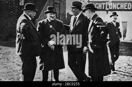 Winston Churchill auf der Rennbahn Aintree, Liverpool, mit dem Earl of Derby und dem Herzog von Westminster. Juli 1929 Stockfoto