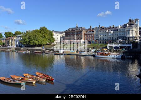 Boote auf der Themse und Richmond River Side, Richmond, London, Großbritannien Stockfoto