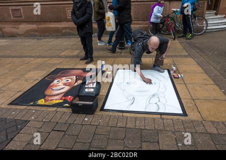 Pavement Künstler arbeiten an Bild an Bord High Street Lincoln 2019 Stockfoto