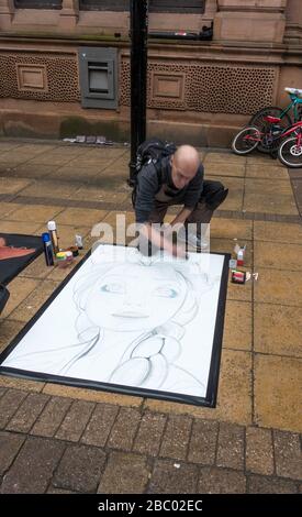 Pavement Künstler arbeiten an Bild an Bord High Street Lincoln 2019 Stockfoto