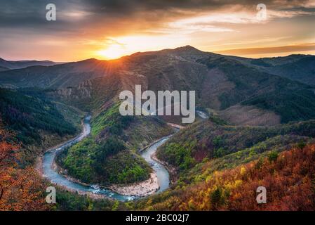 Frühlingmorgen entlang des Flusses Arda, Rhodopen-Gebirge, Bulgarien Stockfoto