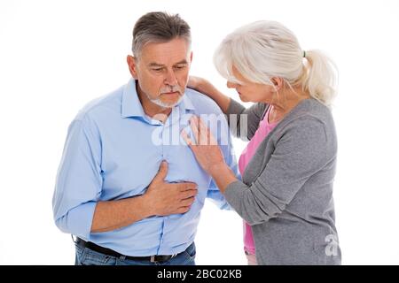 Frau hilft Mann bei Brustschmerzen Stockfoto