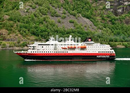 Hurtigruten Vessel MS Polarlys verlässt Geiranger, Norwegen. Stockfoto