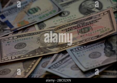 Hintergrund der Dollars. Hintergrund der Dollars. Hintergrund verschiedener US-Dollar-Banknoten. Stockfoto