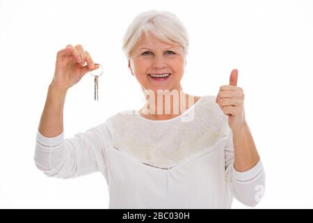 Fröhliche Seniorin lächelt an der Kamera Stockfoto