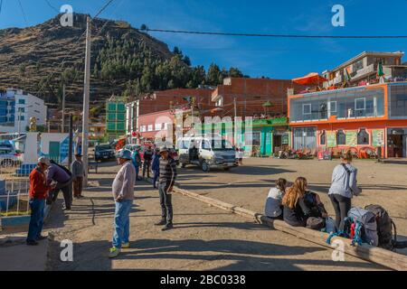 Leben an der Küstenpromenade Avenida Costanera, Copacabana, Titicacasee, Anden Mountains, Department La Paz, Bolivien, Lateinamerika Stockfoto