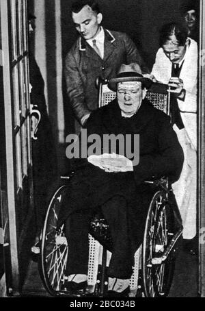 Winston Churchill im Rollstuhl, der bei der Überquerung der Fifth Avenue, New York, mit einem Taxi zusammenstoss. Dezember 1931 Stockfoto