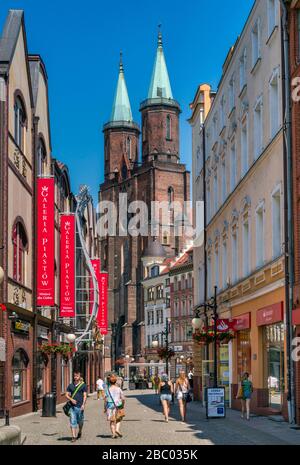 Marienkirche, 14. Jahrhundert, gotisch, Evangelisch-Augsburger Kirche, von der Fußgängerzone Ulica NMP aus gesehen, in Legnica, Niedermösien, Polen Stockfoto