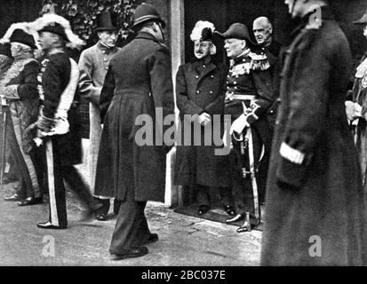 Churchill kleidete sich als "Ältester Bruder des Trinity House" bei der Proklamation von George VI.. Mit ihm: Sir H. Samuel, Führer der Liberalen Partei.Dez.1936 Stockfoto