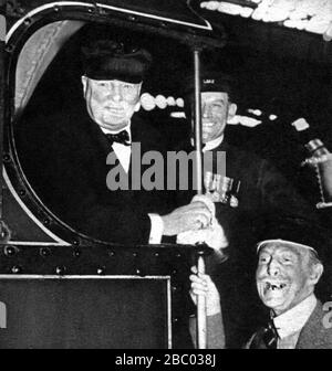 Winston Churchill an Bord des neuen LMS-Eisenbahnmotors 'Royal Naval Division'. Mit ihm General Sir Ian Hamilton.5. Juni 1937 Stockfoto