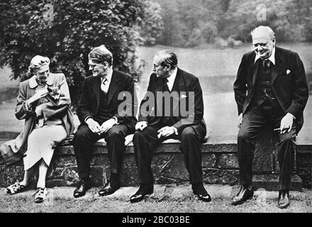 Churchill bei Chartwell während des Besuchs des französischen sozialistischen Führers Leon Blum. Zur Linken von Frau Churchill: Richard Law und sein Vater Bonar Law.10. Mai1939 Stockfoto