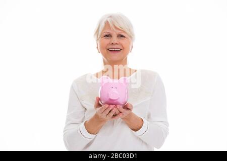 Fröhliche Seniorin lächelt an der Kamera Stockfoto