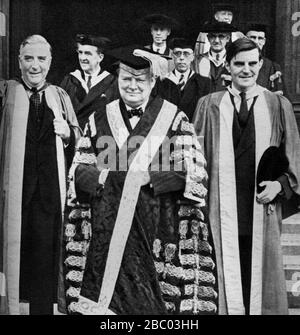Churchill als Kanzler der Bristol University, der dem australischen Premierminister Menzies und dem US-Botschafter John Winant Ehrentitel verlieh. 12. April 1941 Stockfoto