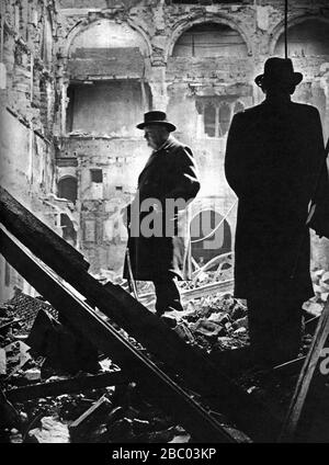 Winston Churchill mit Freund und Kollegen Brendan Bracken untersuchen das zerstörte Unterhaus. Zerstört durch Bomben in der Vornacht. 11 Mai 1941. Stockfoto