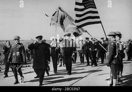 Churchill begrüßt die Stars and Stripes und die Flagge der US-Marineinfanteristen bei einem Besuch in Island. August 1941. Hinter ihm F.D. Roosevelt, Sohn des US-Präsidenten Stockfoto