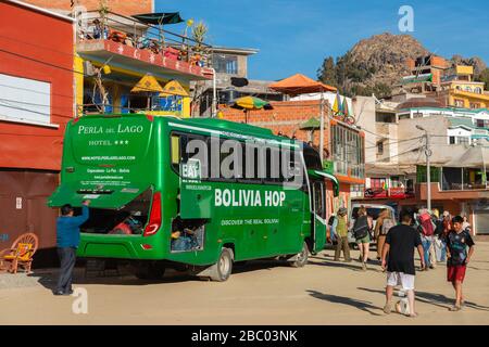 Leben an der Küstenpromenade Avenida Costanera, Copacabana, Titicacasee, Anden Mountains, Department La Paz, Bolivien, Lateinamerika Stockfoto