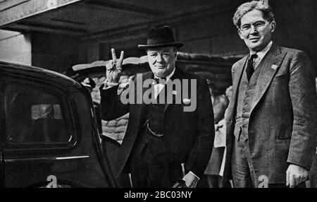 Winston Churchill gibt sein "V for Victory"-Zeichen in Begleitung von Brendan Bracken im Informationsministerium. 1941 Stockfoto