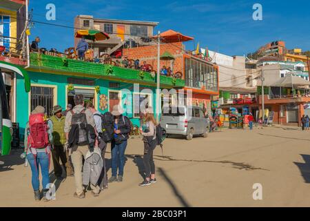 Leben an der Küstenpromenade Avenida Costanera, Copacabana, Titicacasee, Anden Mountains, Department La Paz, Bolivien, Lateinamerika Stockfoto