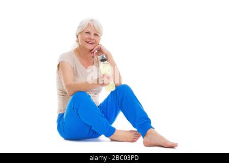 Fröhliche Seniorin lächelt an der Kamera Stockfoto