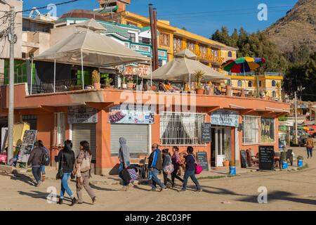 Leben an der Küstenpromenade Avenida Costanera, Copacabana, Titicacasee, Anden Mountains, Department La Paz, Bolivien, Lateinamerika Stockfoto