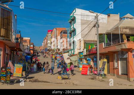 Leben an der Küstenpromenade Avenida Costanera, Copacabana, Titicacasee, Anden Mountains, Department La Paz, Bolivien, Lateinamerika Stockfoto