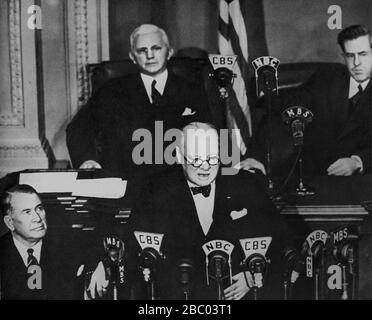 Churchill vor dem US-Kongress in Washington. Dahinter: William P.Cole, Vizepräsident Henry Wallace. Rechts von Churchill: Sen.Alben Barkley.26/12/40 Stockfoto