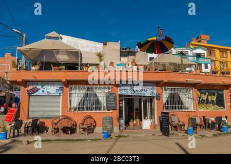 Leben an der Küstenpromenade Avenida Costanera, Copacabana, Titicacasee, Anden Mountains, Department La Paz, Bolivien, Lateinamerika Stockfoto