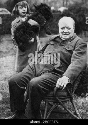 Churchill mit Diana Hopkins, Tochter von Harry Hopkins, Roosevelts Berater für Außenpolitik. Mit ihnen der Hund des Präsidenten, 'Fala'. Dezember 1941 Stockfoto