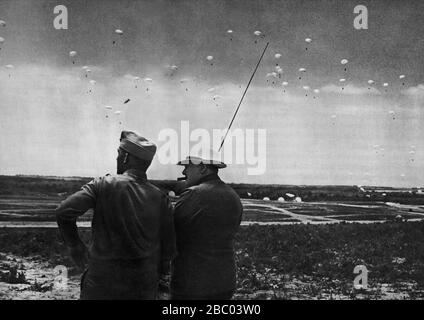 Churchill kehrte in die USA zurück. Hier beobachtet er Fallschirmjägermanöver mit Brigadier William C. Lee in Fort Jackson, South Carolina. Juni 1942 Stockfoto