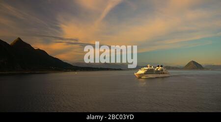 MV Seabourn Quest segelt bei Sonnenschein am Abend von Alesund, Norwegen. Stockfoto