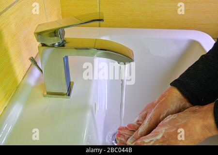 Waschen Sie die Hände 20 Sekunden lang mit Seife und warmem Wasser, um Corona-Virus COVID-10 zu verhindern. Stockfoto