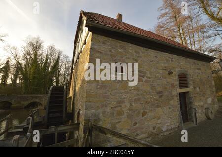 Januar-19-2019. Lemgo, Nordrhein-Westfalen, Deutschland. Historische Wassermühle Stockfoto