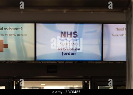 Glasgow, Schottland, Großbritannien. April 2020. NHS Louisa Jordan Schild, das direkt im Eingang zum temporären Krankenhaus Schottlands während der Baukredit zeigt: Kay Roxby/Alamy Live News Stockfoto