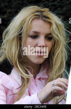 Oktober 2005. Britney Spears Oberflächen vor der hinteren Ausfahrt ihres London Mandarin Oriental Hotels im Hyde Park am frühen Morgen um 8 Uhr, nach einer Nacht im Rex Cinema and Bar im Londoner Soho, angeblich mit Wodka und Tonic und Champagner in die frühen Morgenstunden getrunken. Es sieht so aus, als habe Britney ihren Alarmruf verpasst und vergessen, ihr Haar zu putzen! Sie wird sicherlich heute Abend diese zusätzliche Stunde im Bett brauchen, während die Uhren zurückgehen! Foto von Tony Henshaw Stockfoto