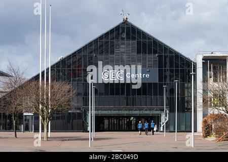 Glasgow, Schottland, Großbritannien. Apr. 2020. Technische Mitarbeiter, die während der Baukredite in Schottlands temporäres Krankenhaus NHS Louisa Jordan einsteigen: Kay Roxby/Alamy Live News Stockfoto