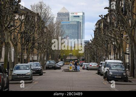 Leere Straßen in Sichtweite von Canary Wharf, im Osten Londons, da Großbritannien weiterhin in Sperrungen bleibt, um die Ausbreitung des Coronavirus einzudämmen. Stockfoto