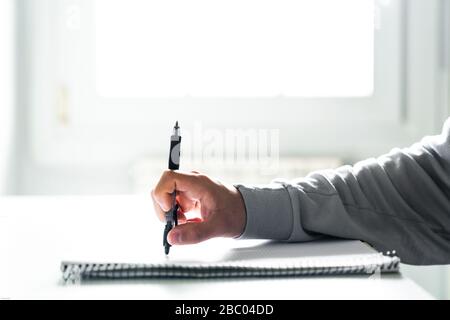 Hausaufgaben machen Schüler am Schreibtisch im Schlafzimmer Stockfoto