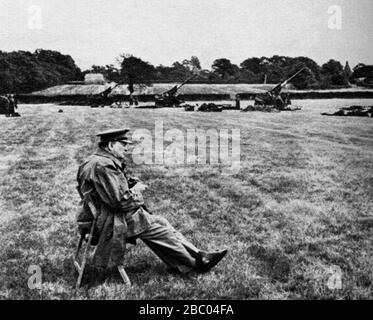 Winston Churchill beobachtet eine Anti-Flugzeug-Batterie gegen deutsche Bomben verwendet. Kent. Juni 1944 Stockfoto