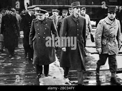 Winston Churchill inspiziert Einheiten der französischen Armee in Besancon mit de Gaulle und General de Lattre de Tassigny. November 1944. Stockfoto