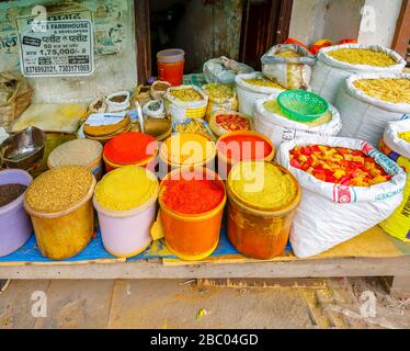 Bunte Gewürze und getrocknetes Gemüse zu sehen: Straßenszene im Distrikt Mahipalpur, einem Vorort in der Nähe des Flughafens von Delhi in Neu-Delhi, der Hauptstadt Indiens Stockfoto