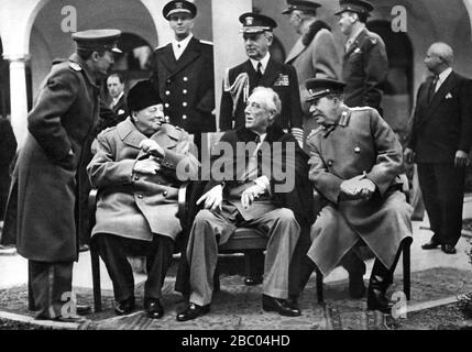 Winston Churchill mit Präsident Roosevelt und dem sowjetischen Führer Joseph Stalin vor dem Livadia-Palast auf der Jalta-Konferenz auf der Krim. Februar 1945. Stockfoto