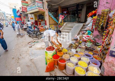 Bunte Gewürze und getrocknetes Gemüse zu sehen: Straßenszene im Distrikt Mahipalpur, einem Vorort in der Nähe des Flughafens von Delhi in Neu-Delhi, der Hauptstadt Indiens Stockfoto