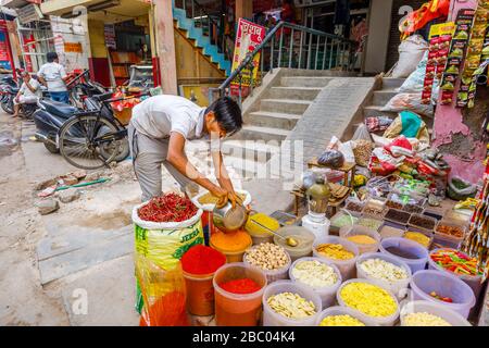 Bunte Gewürze und getrocknetes Gemüse zu sehen: Straßenszene im Distrikt Mahipalpur, einem Vorort in der Nähe des Flughafens von Delhi in Neu-Delhi, der Hauptstadt Indiens Stockfoto