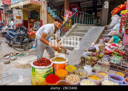 Bunte Gewürze und getrocknetes Gemüse zu sehen: Straßenszene im Distrikt Mahipalpur, einem Vorort in der Nähe des Flughafens von Delhi in Neu-Delhi, der Hauptstadt Indiens Stockfoto