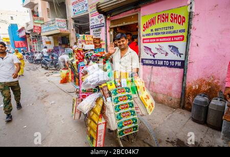 Freundlicher lokaler Mann, der mit dem Fahrrad verkauft: Straßenszene im Distrikt Mahipalpur, einem Vorort in der Nähe des Flughafens von Delhi in Neu-Delhi, der Hauptstadt Indiens Stockfoto