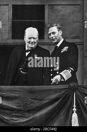 Winston Churchill mit König George VL auf dem Balkon des Buckingham Palace. VE Day 8. Mai 1945 Stockfoto