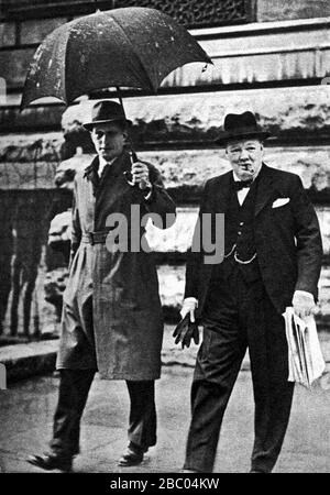 Winston Churchill auf dem Weg zum Buckingham Palace, um dem König als Anführer der Koalitionsregierung aus Kriegszeiten seinen Rücktritt zu zonten. Mai 1945. Stockfoto