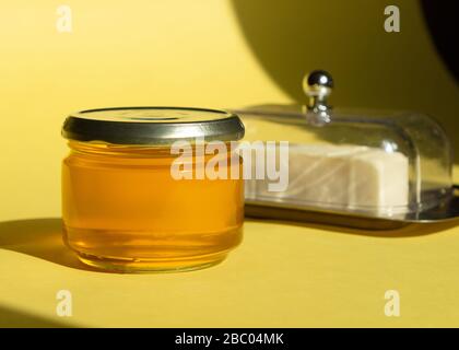 Ghee oder geklärte Butter im Mixbecher. Gesunde Ernährung und Verwendung von frisch zubereiteten Produkten aus biologischem Anbau. Gesunde Zutat zum Kochen organischer Speisen. Stockfoto